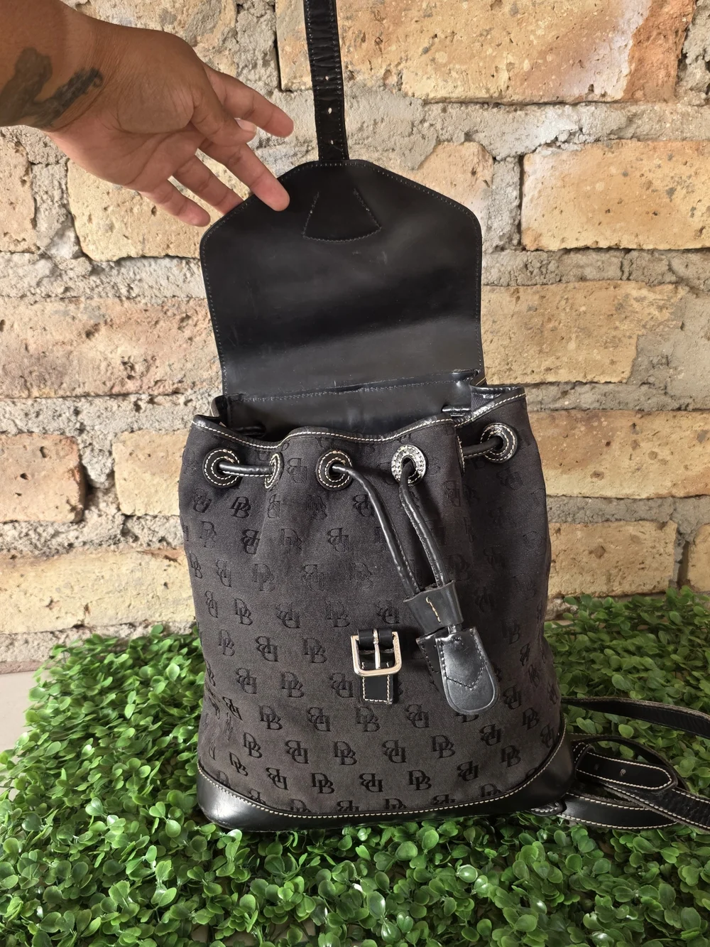 Dooney & Bourke 🖤​classic vintage